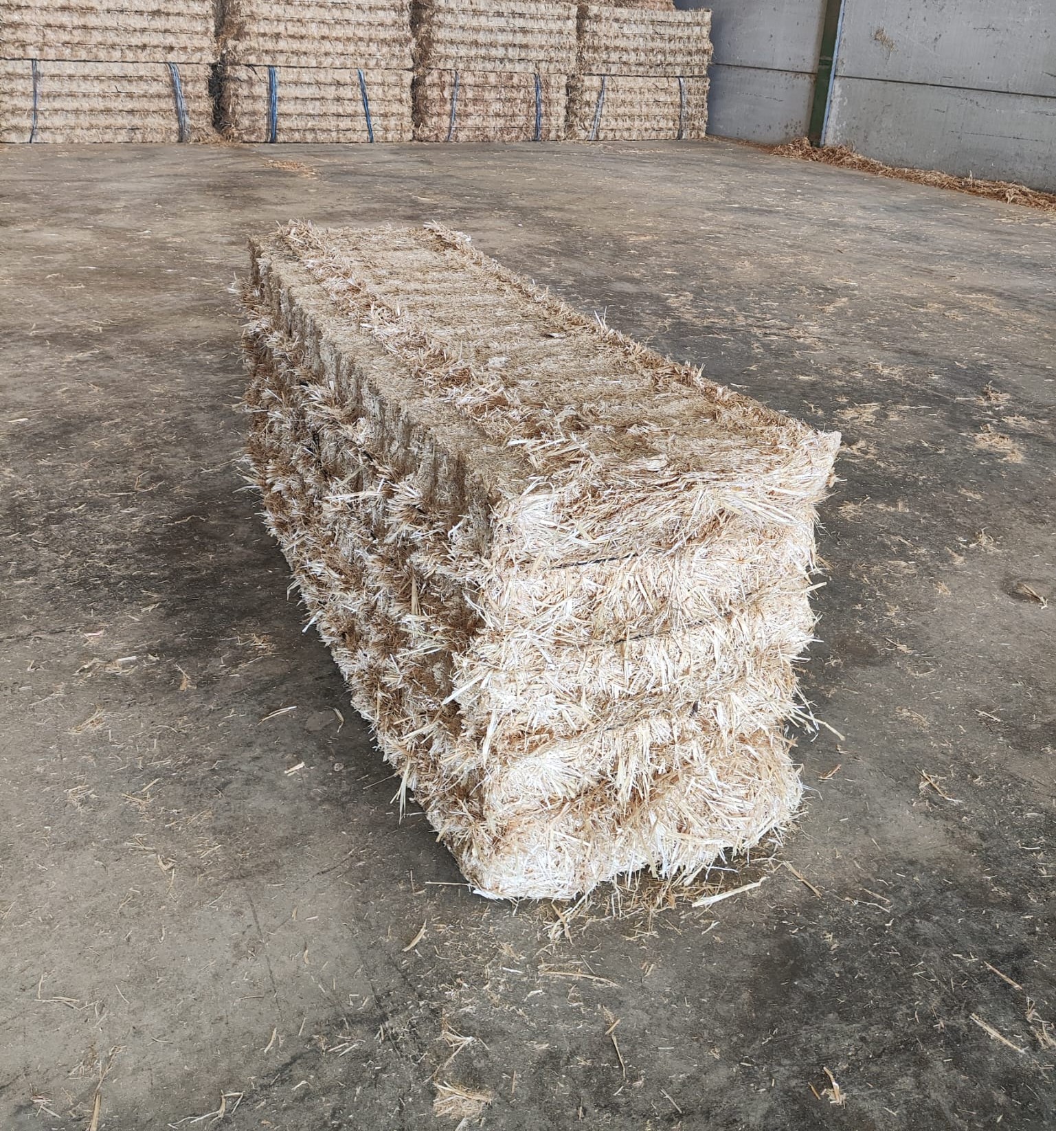 Vista general de una alpaca de paja paca 3/4 de fibra larga dorada y alta calidad